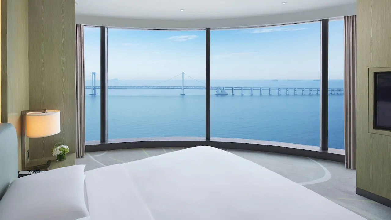 Grand-Hyatt-Dalian-P048-Grand-Suite-Bedroom.16x9.webp.jpg