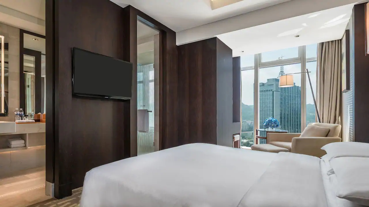 Hyatt-Regency-Qingdao-P478-Regency-Suite-King-Bedroom.16x9.webp.jpg